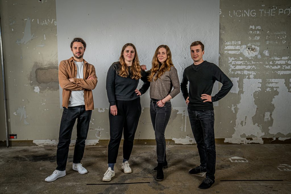 Teamfoto von Cultway im Pressebereich. Von links zu sehen sind die Teammitglieder Frederik Görtelmeyer, Mara Ziemann, Janina Peters und Simon Siegert.